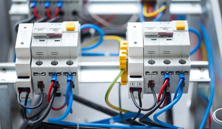 découvrez le prix du remplacement d'un tableau électrique, les facteurs qui influencent le coût et comment obtenir un devis précis pour sécuriser votre installation électrique.