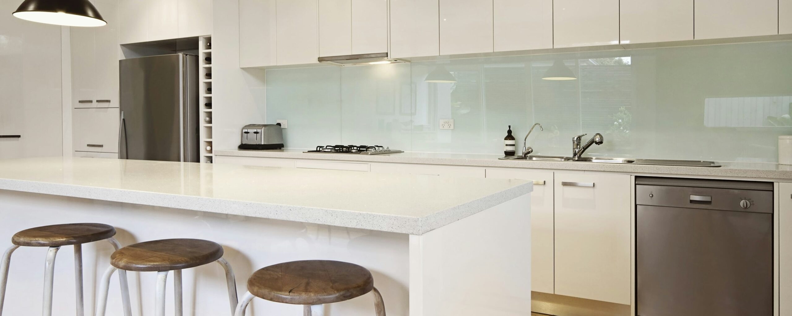 découvrez les prix moyens de rénovation de cuisine au mètre carré et obtenez des conseils pour bien budgétiser votre projet de rénovation.