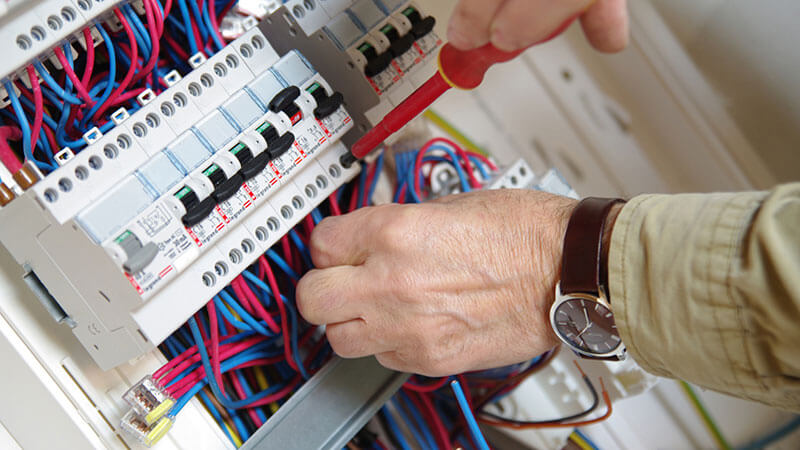 découvrez les prix moyens de la rénovation électrique au m² pour planifier efficacement vos travaux et garantir la sécurité de votre installation.