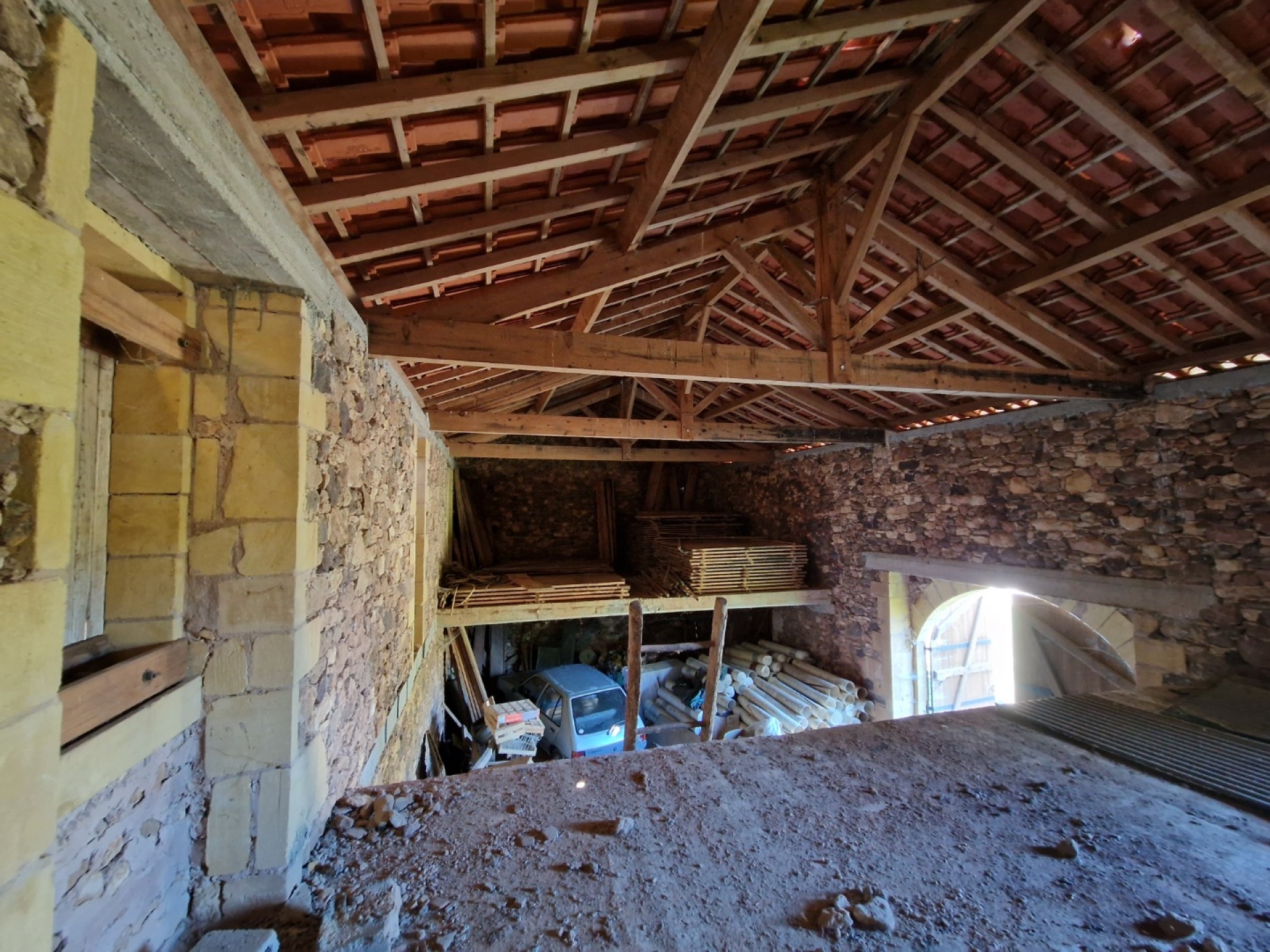 découvrez les prix de rénovation d'une ferme ancienne et obtenez des conseils pour réussir vos travaux tout en respectant le charme et l'authenticité de votre bâtiment.