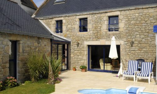 découvrez les prix moyens pour la rénovation d'une longère et obtenez des conseils pour bien planifier votre projet de rénovation.