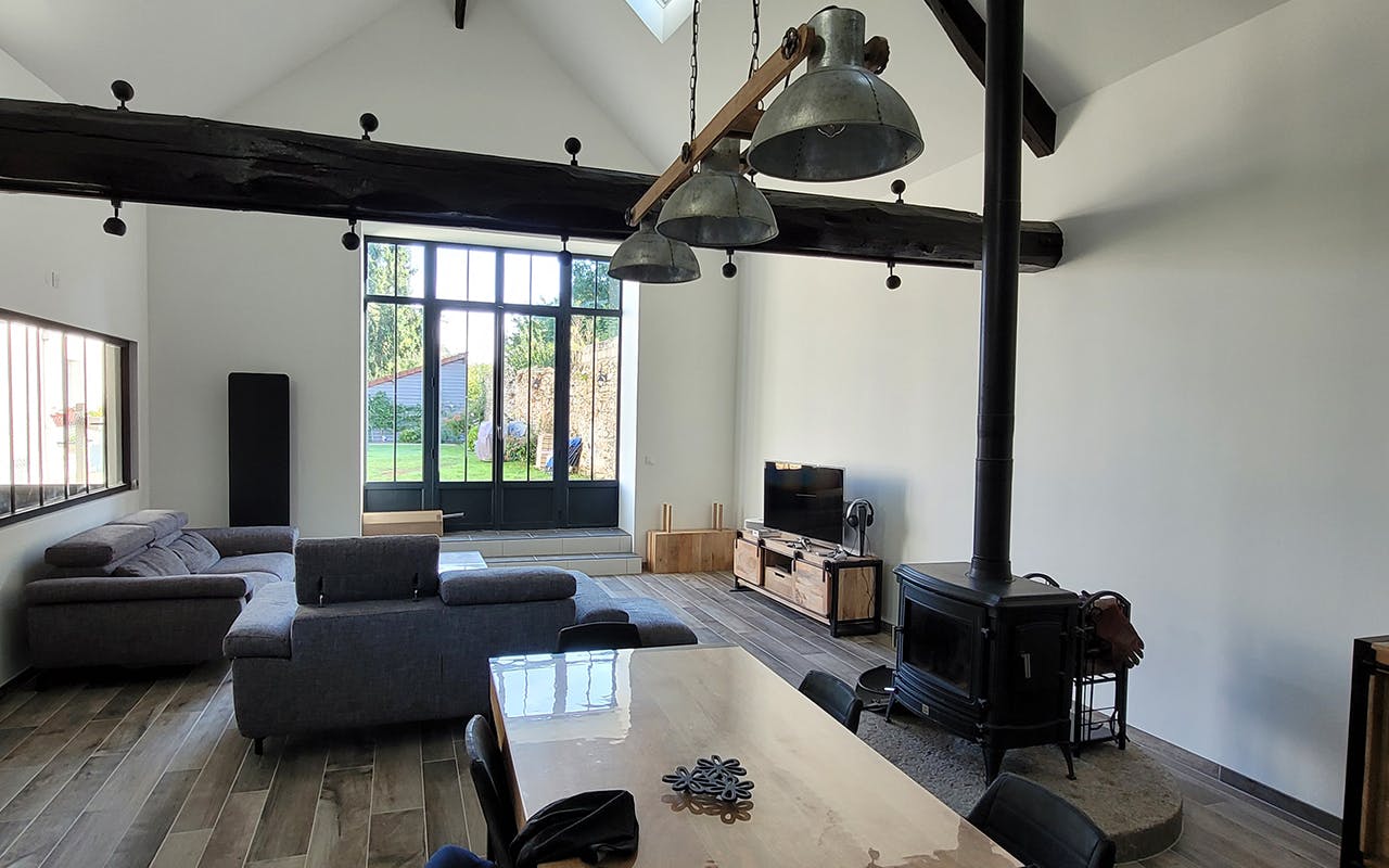 découvrez les prix moyens pour la rénovation d'une maison ancienne et obtenez des conseils pour bien planifier vos travaux et maîtriser votre budget.