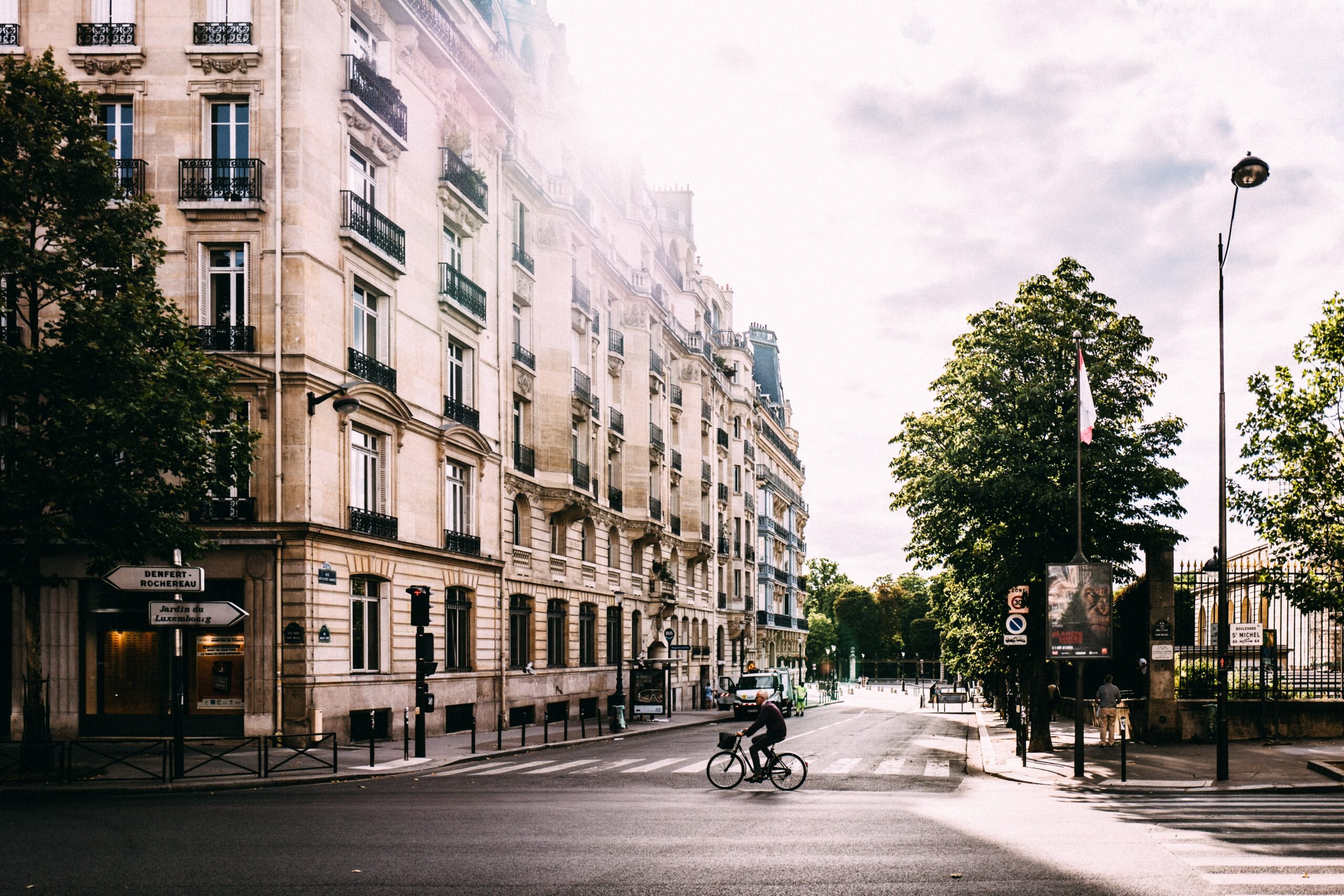 prix renovation paris m2 scaled découvrez les prix moyens de rénovation au mètre carré à paris pour planifier efficacement vos travaux et maîtriser votre budget.