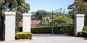 découvrez les tarifs de rénovation de portail en fer : coûts, facteurs influents et conseils pour un projet réussi.