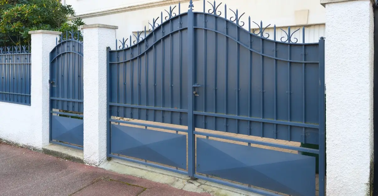 découvrez les tarifs pour la rénovation de votre portail en fer, incluant coûts des matériaux, main-d'œuvre et conseils pour un projet réussi.