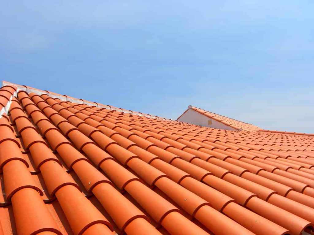 découvrez les prix de rénovation de toiture en france et obtenez des conseils pour estimer le coût de vos travaux. comparez les tarifs des professionnels et optimisez votre budget rénovation.