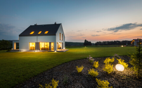 découvrez les coûts estimatifs pour la surélévation d'une maison de 50m2, incluant les prix des matériaux, de la main d'œuvre et des démarches administratives.