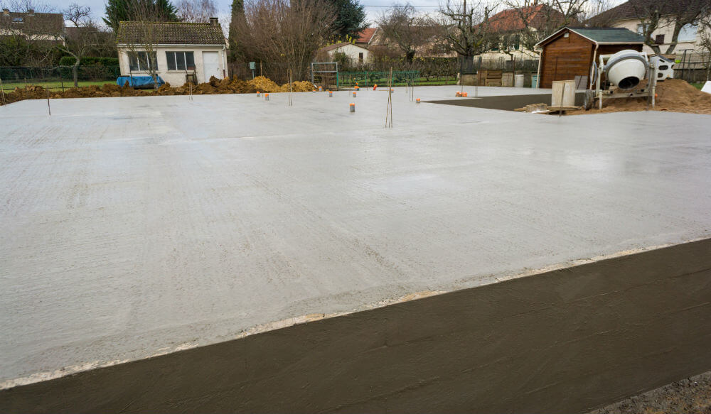 découvrez les prix au m² pour une terrasse en béton décoratif, conseils et facteurs influençant le coût pour un aménagement extérieur réussi.