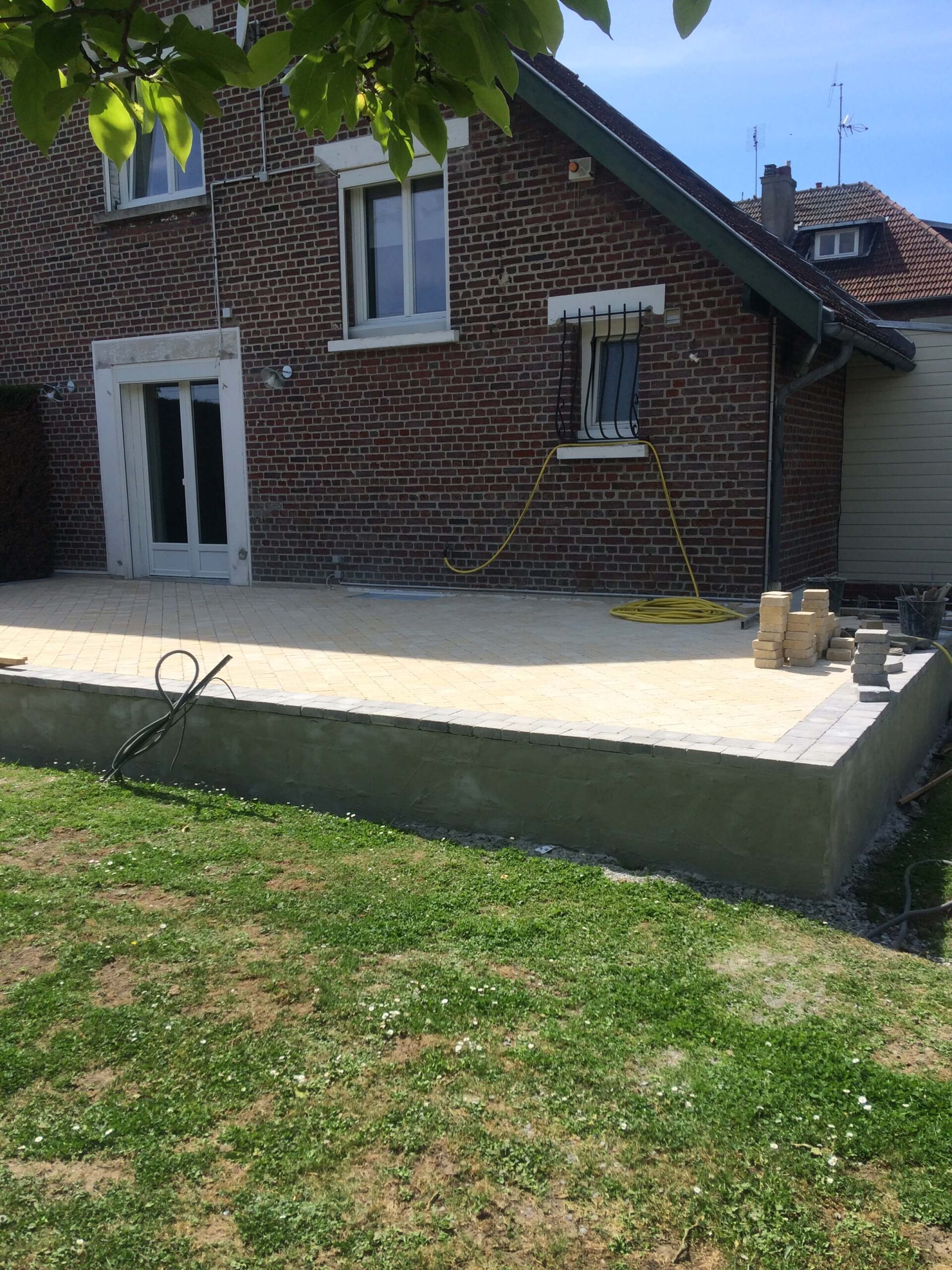 découvrez les tarifs pour la construction d'une terrasse en béton surélevée, incluant matériaux, main-d'œuvre et conseils pour un projet réussi et durable.