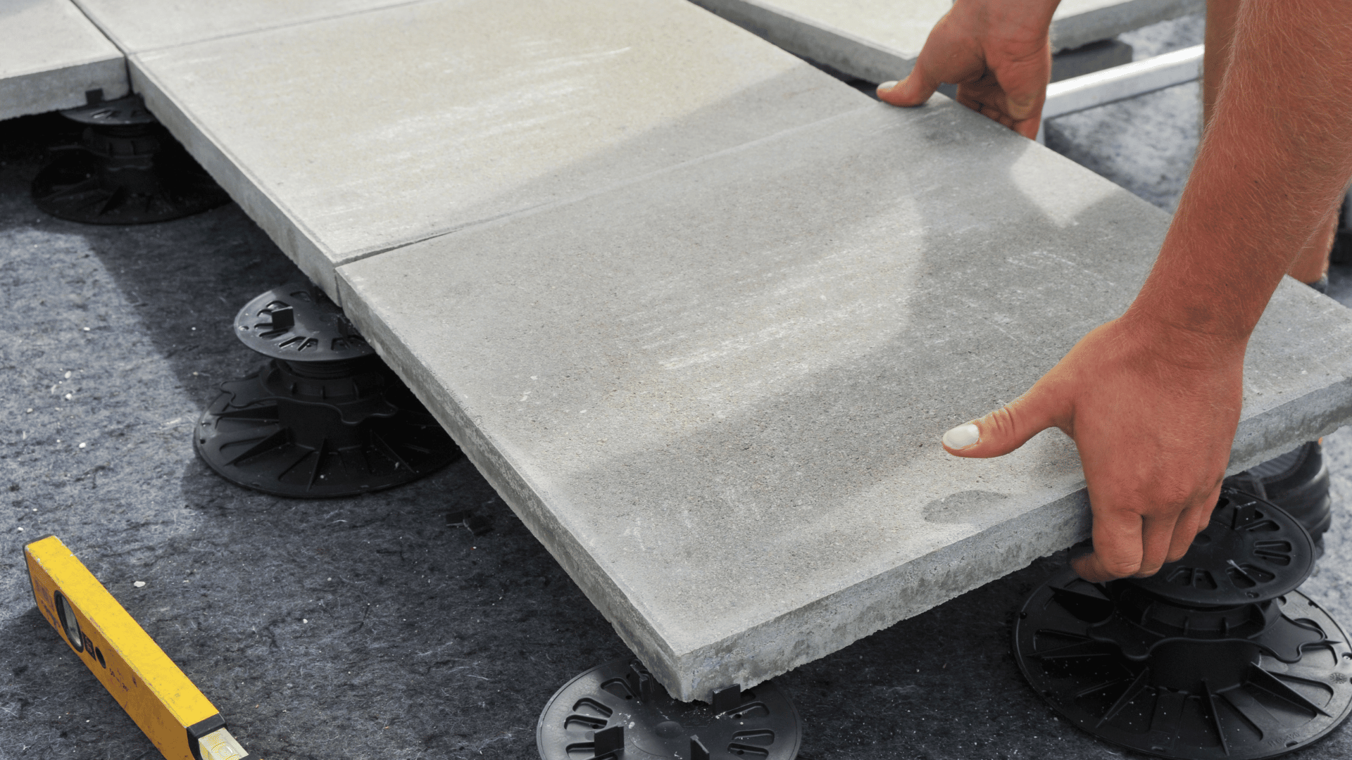 découvrez les prix pour la pose de carrelage de terrasse : matériaux, main-d'œuvre et conseils pour un budget maîtrisé.