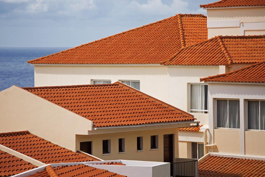 découvrez le prix au mètre carré pour la toiture et obtenez une estimation précise pour vos travaux de rénovation ou de construction de toit.