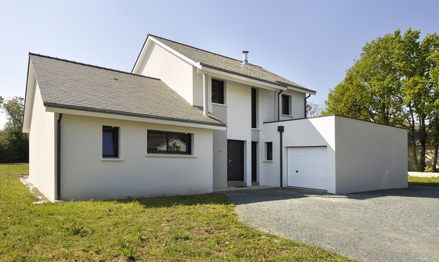 comparez les coûts entre un toit plat et un toit traditionnel pour faire un choix éclairé adapté à votre budget et à votre style de maison.