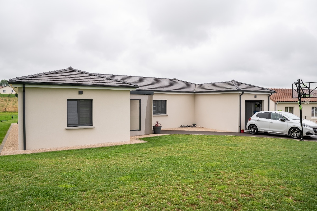 découvrez les différences de prix entre un toit plat et un toit traditionnel pour mieux choisir la solution adaptée à votre budget et à votre maison.