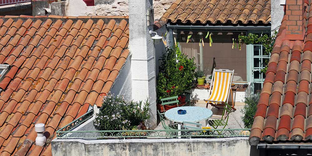 découvrez les prix pour la construction ou la rénovation d'un toit-terrasse, avec des conseils pour optimiser votre budget et choisir les matériaux adaptés.
