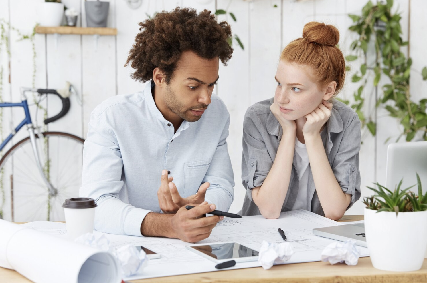 découvrez quand et pourquoi il est essentiel de consulter un bureau d'études pour assurer le succès de vos projets techniques et architecturaux.