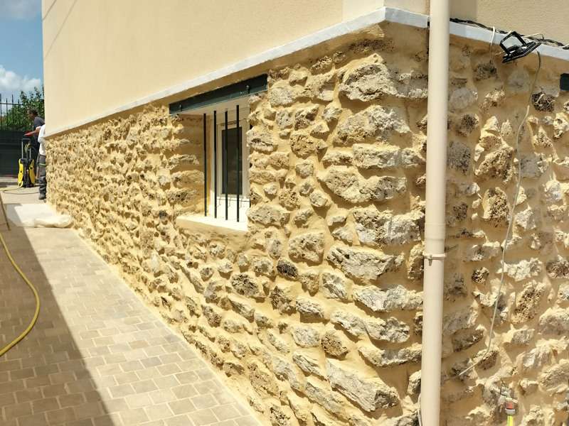 expert en ravalement de façade en pierre, nous redonnons beauté et protection à vos murs extérieurs avec des techniques adaptées et un savoir-faire traditionnel.