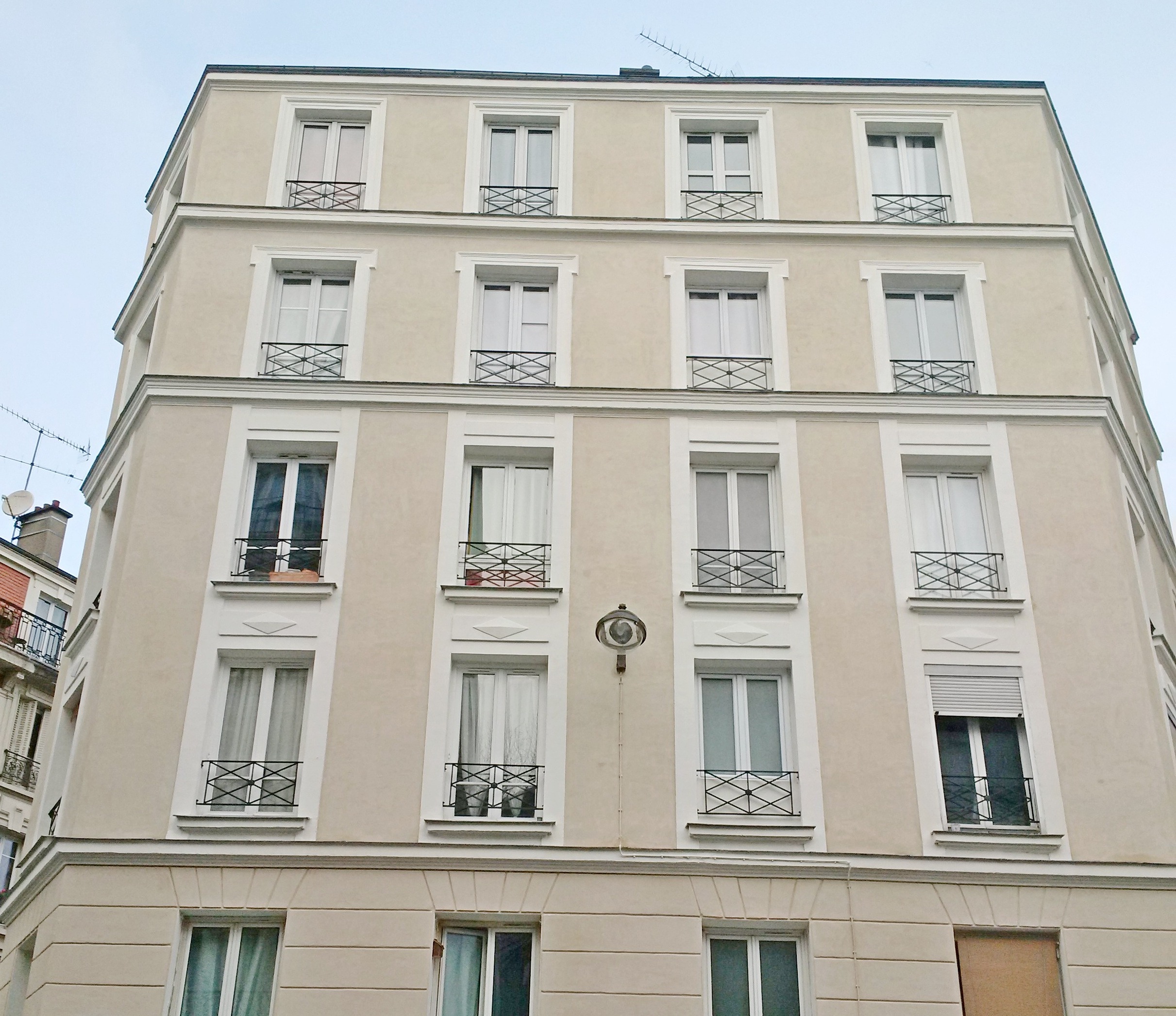 expert en ravalement d'immeuble à paris, nous rénovons et embellissons votre façade pour préserver et valoriser votre patrimoine immobilier.