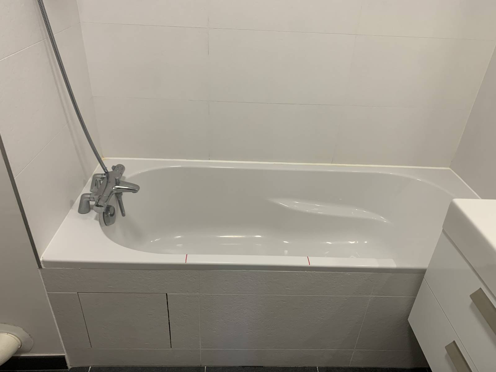découvrez notre service professionnel de réémaillage de baignoire à paris pour redonner éclat et résistance à votre baignoire en un rien de temps.