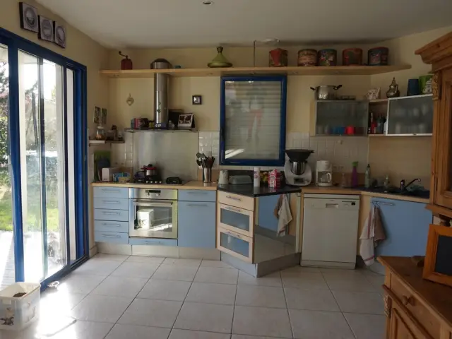 découvrez nos conseils et astuces pour refaire votre cuisine facilement et optimiser votre espace avec style et fonctionnalité.