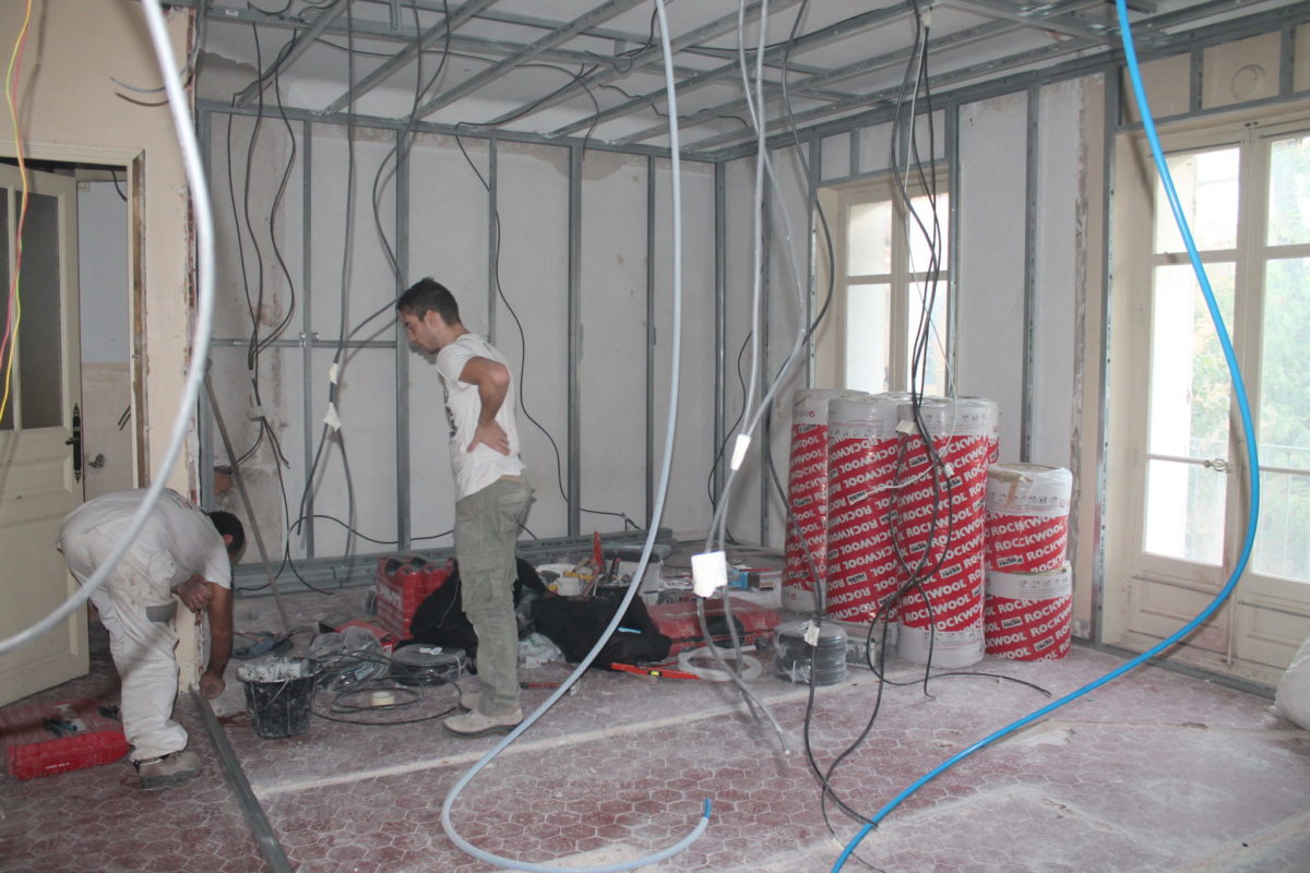 découvrez nos conseils et astuces pour refaire l'électricité de votre appartement en toute sécurité, avec des solutions adaptées à votre logement.