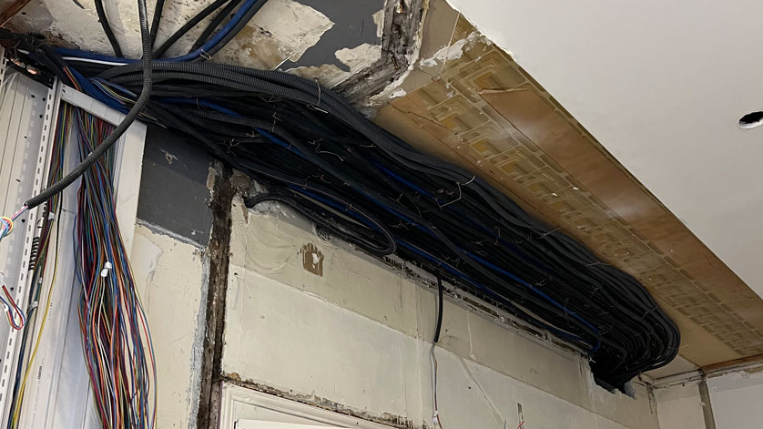 découvrez nos conseils et étapes clés pour refaire l'électricité de votre maison en toute sécurité et conformité. guide complet pour une rénovation électrique réussie.