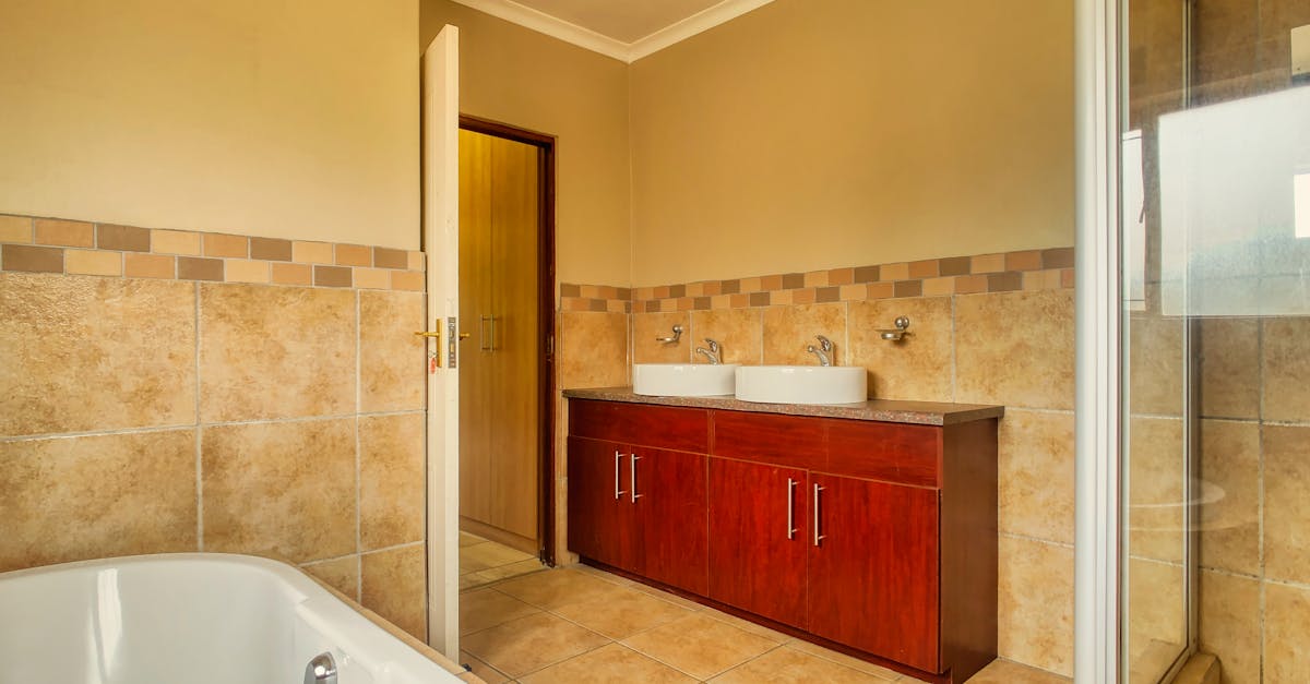 découvrez les conseils clés pour refaire votre salle de bain avec succès, alliant esthétique, fonctionnalité et budget maîtrisé.