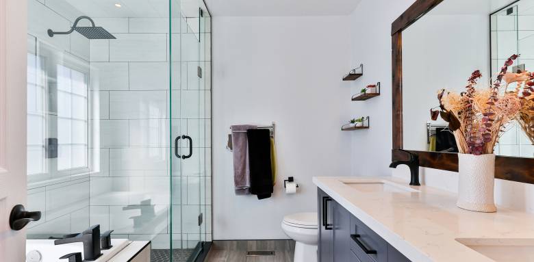 découvrez nos conseils et astuces pour refaire votre salle de bain à petit prix. estimez le coût de vos travaux et optimisez votre budget rénovation.
