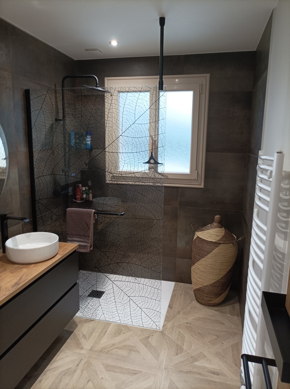 découvrez nos conseils et astuces pour refaire votre salle de bain avec style et fonctionnalité. guide complet pour une rénovation réussie, du choix des matériaux à l'agencement.