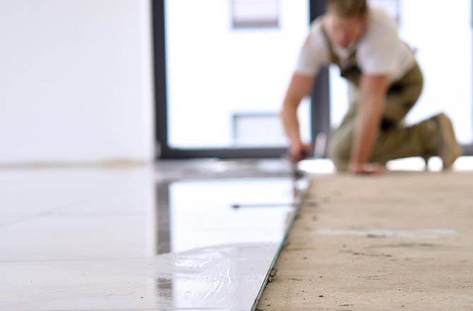 découvrez nos conseils et astuces pour refaire le sol de votre maison facilement et efficacement. choisissez les meilleures solutions adaptées à votre intérieur.