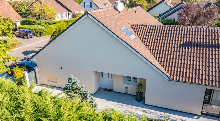 découvrez nos conseils durables et économiques pour refaire un toit efficacement tout en optimisant votre budget et en respectant l'environnement.