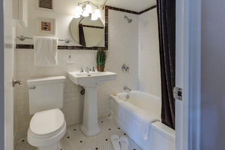 découvrez comment relooker votre carrelage de salle de bain facilement et à petit prix grâce à nos astuces et idées de rénovation.