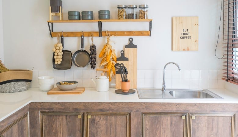 découvrez comment relooker une cuisine en chêne pour lui donner un style moderne et chaleureux grâce à des astuces simples et efficaces.