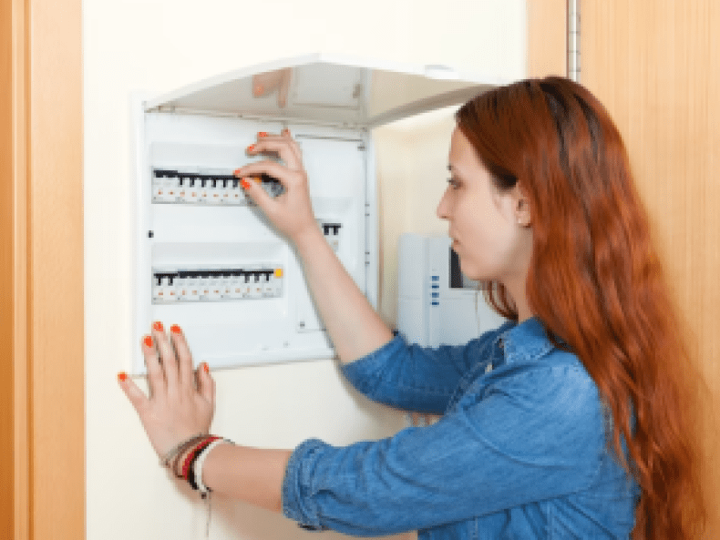 service professionnel de remise aux normes électriques pour garantir la sécurité et la conformité de votre installation électrique selon les réglementations en vigueur.