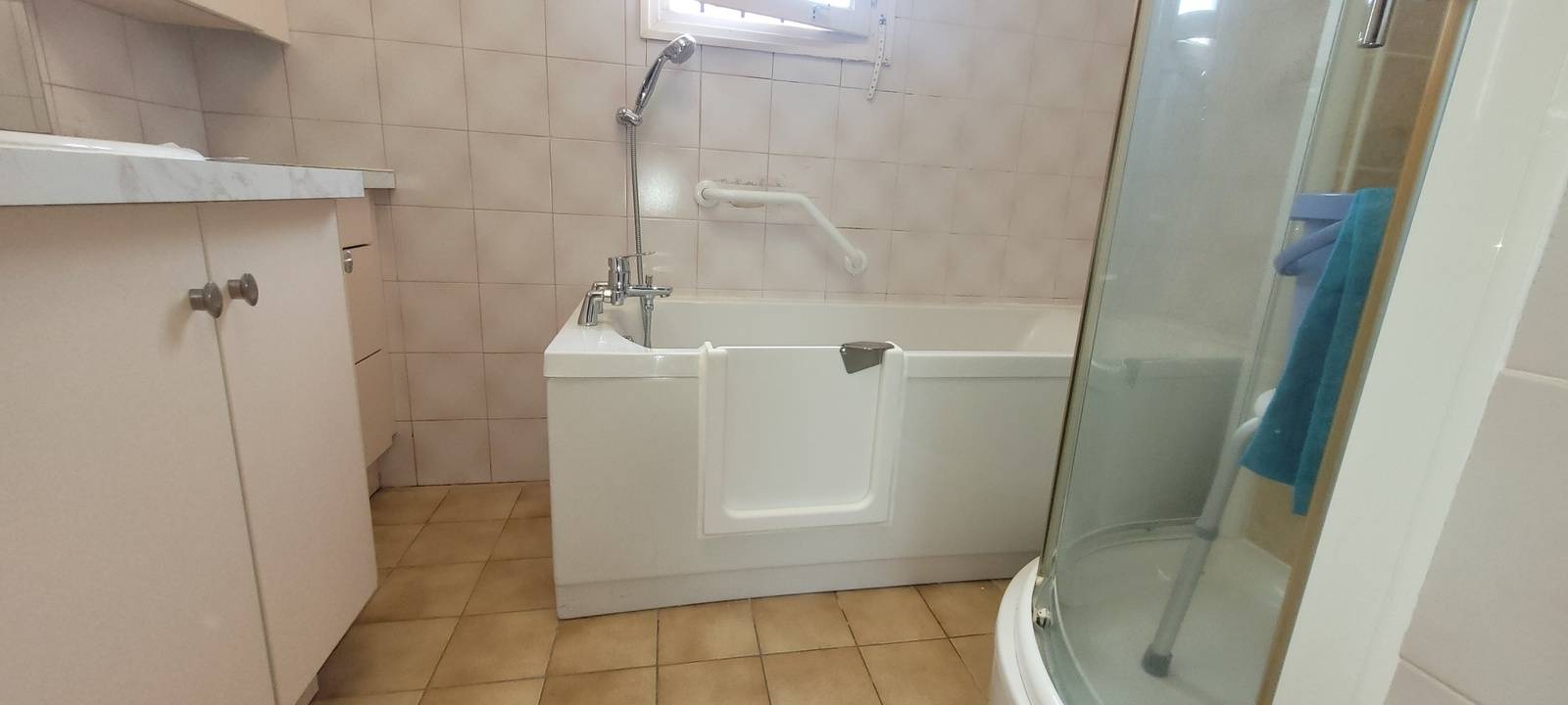 service professionnel de remplacement de baignoire par douche à paris. transformez votre salle de bain rapidement et efficacement avec nos experts.