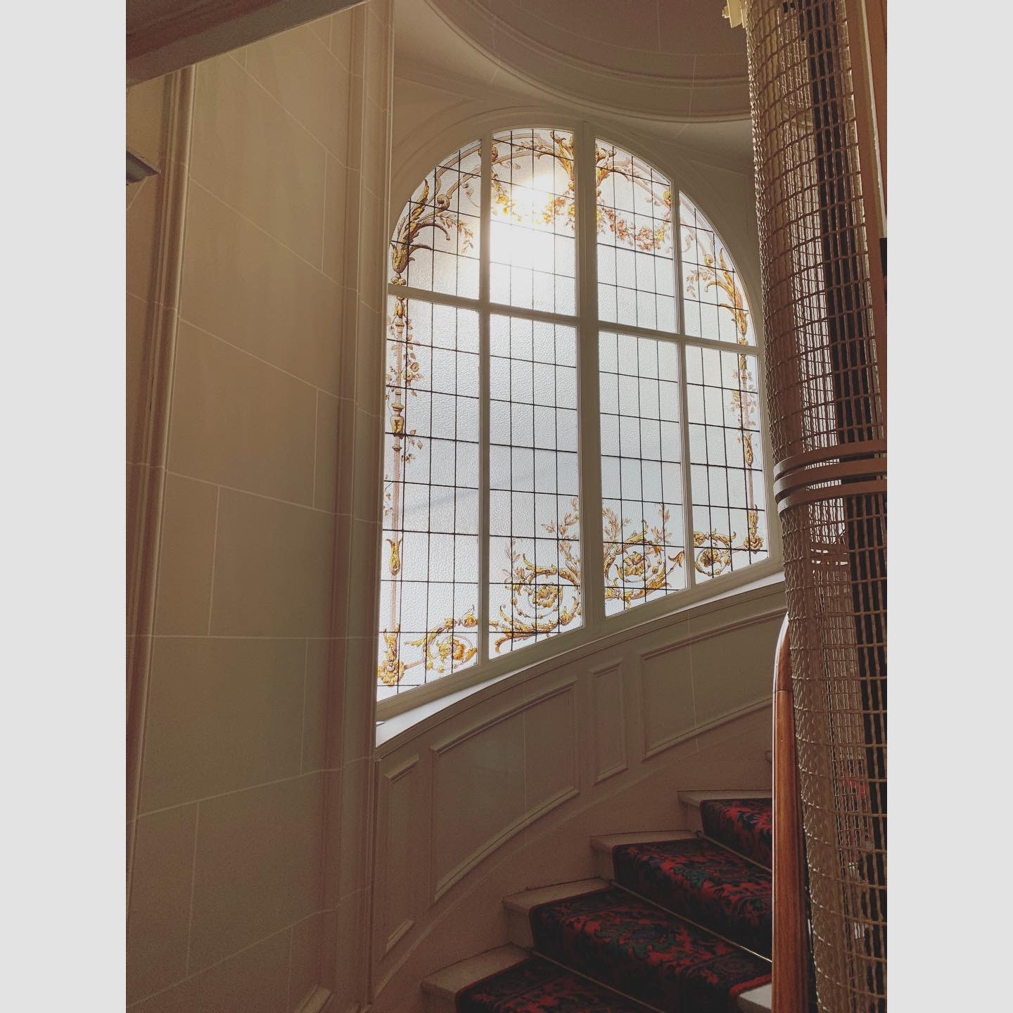 service professionnel de rénovation de cages d'escalier à paris, alliant esthétique et sécurité pour sublimer votre immeuble ou résidence.