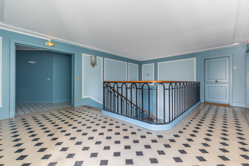 expert en rénovation de cages d'escalier à paris, offrant des solutions sur mesure pour moderniser et sécuriser vos escaliers avec qualité et savoir-faire.