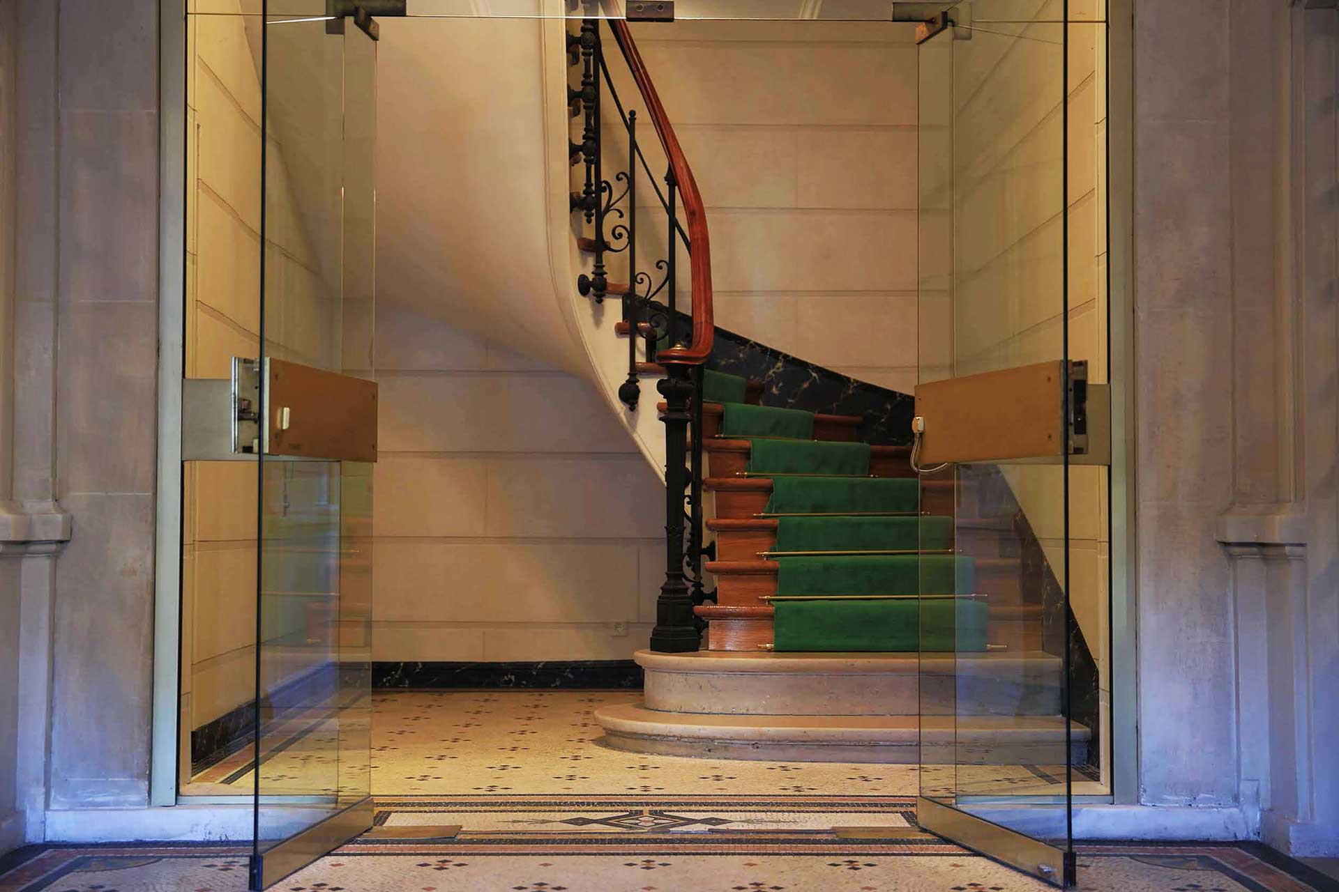 découvrez nos services professionnels de rénovation de cages d'escalier à paris pour moderniser et sécuriser vos espaces avec qualité et savoir-faire.