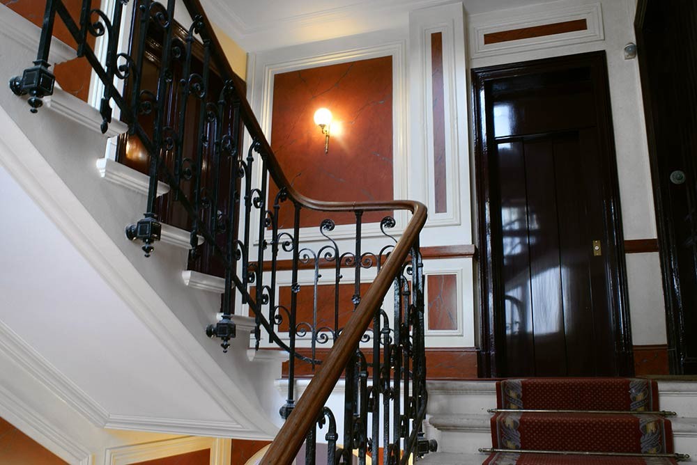 découvrez nos services experts en rénovation de cages d'escalier à paris pour offrir un nouvel éclat à votre intérieur avec qualité et savoir-faire.