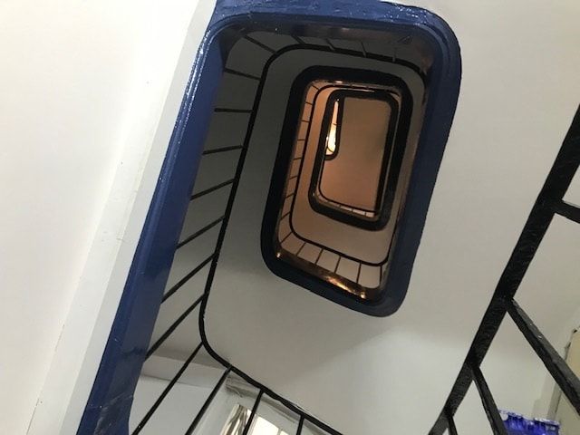 service professionnel de rénovation de cages d'escalier à paris, alliant qualité, esthétique et sécurité pour valoriser votre immeuble.