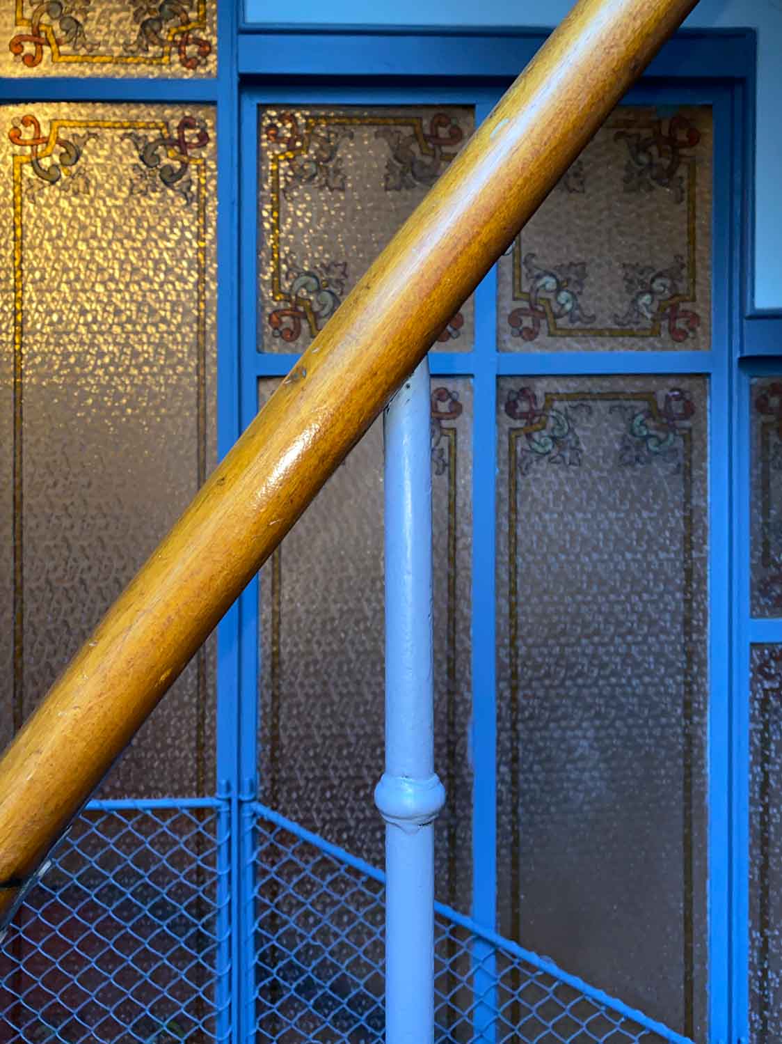 expert en rénovation de cages d'escalier à paris, nous redonnons vie à vos escaliers avec des matériaux de qualité et un savoir-faire professionnel.