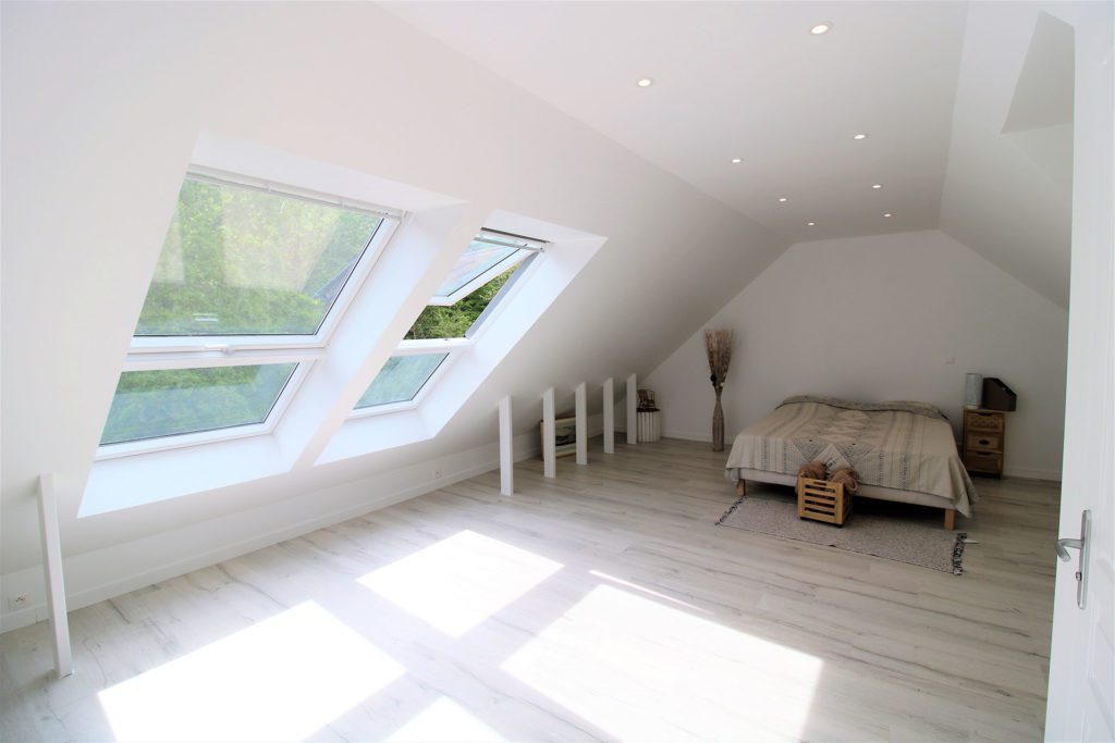 découvrez comment la rénovation des combles peut transformer et valoriser votre espace de vie. optimisez votre maison avec des solutions pratiques et esthétiques.