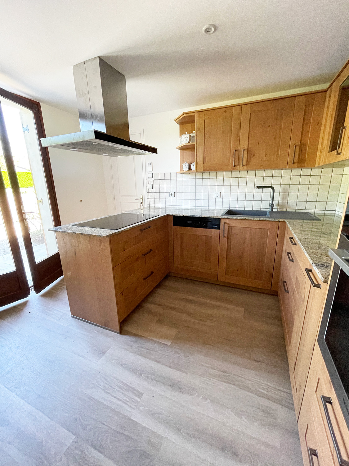 service professionnel de rénovation de cuisine à courtomer (77390). transformez votre espace avec des aménagements modernes et personnalisés. devis gratuit et conseils d'experts.