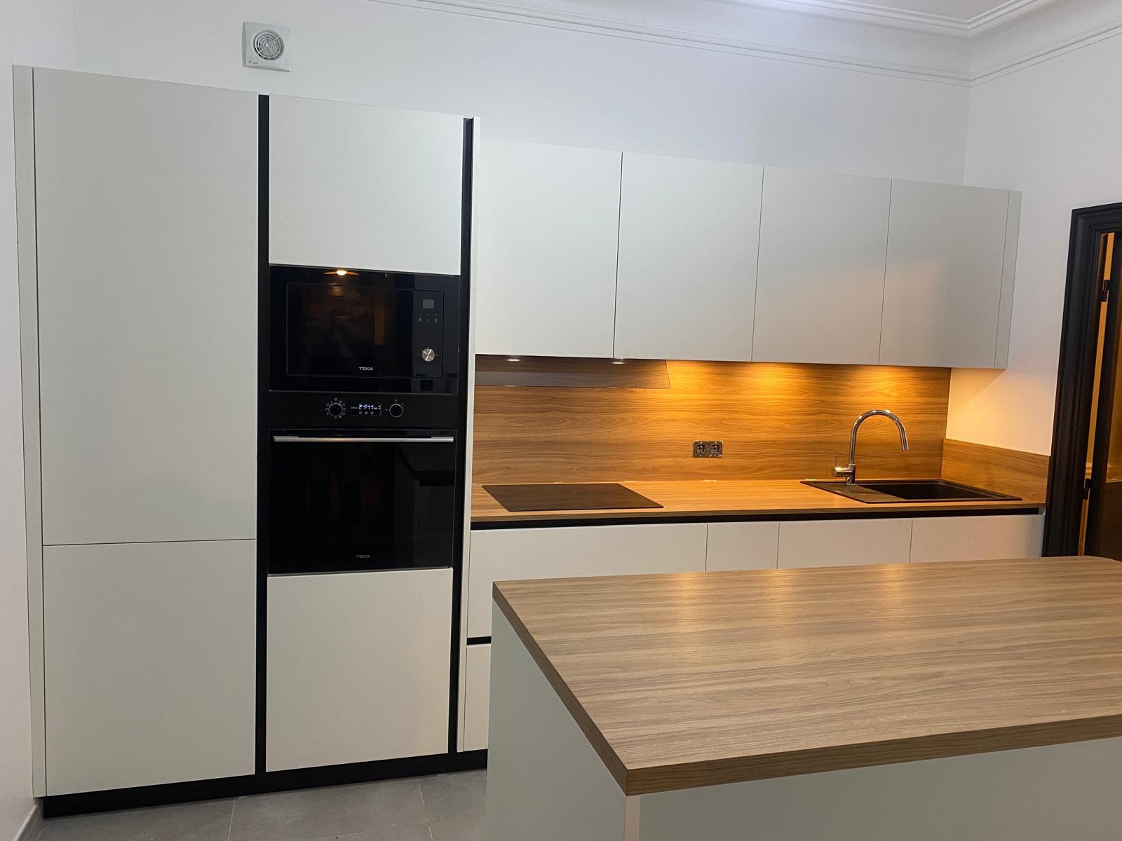 experts en rénovation de cuisine en île-de-france, nous transformons votre espace avec style et modernité. découvrez nos solutions sur mesure pour une cuisine fonctionnelle et esthétique.