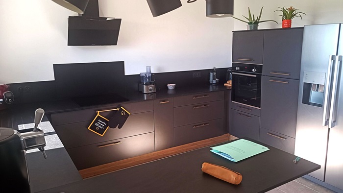 expert en rénovation de cuisine à mesnuls, nous transformons votre espace avec des solutions sur mesure, alliant design et fonctionnalité pour une cuisine moderne et conviviale.