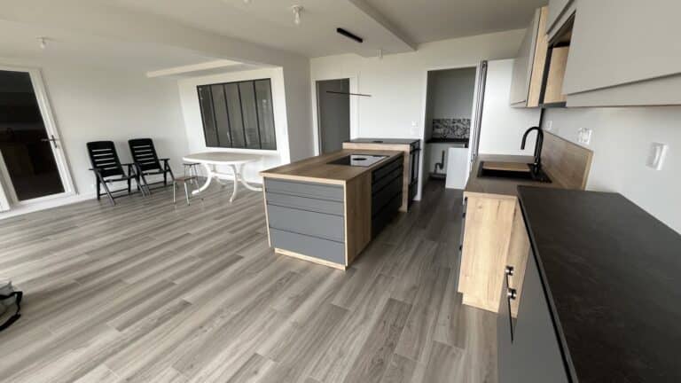 découvrez nos conseils et astuces pour la rénovation d'appartement, avec un guide complet sur les prix et des exemples avant/après pour réussir votre projet.