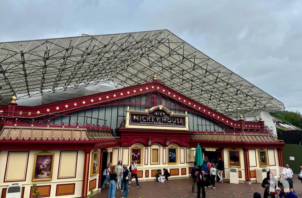 découvrez les projets de rénovation des hôtels de disneyland paris prévus en 2025 pour un séjour encore plus magique et confortable.