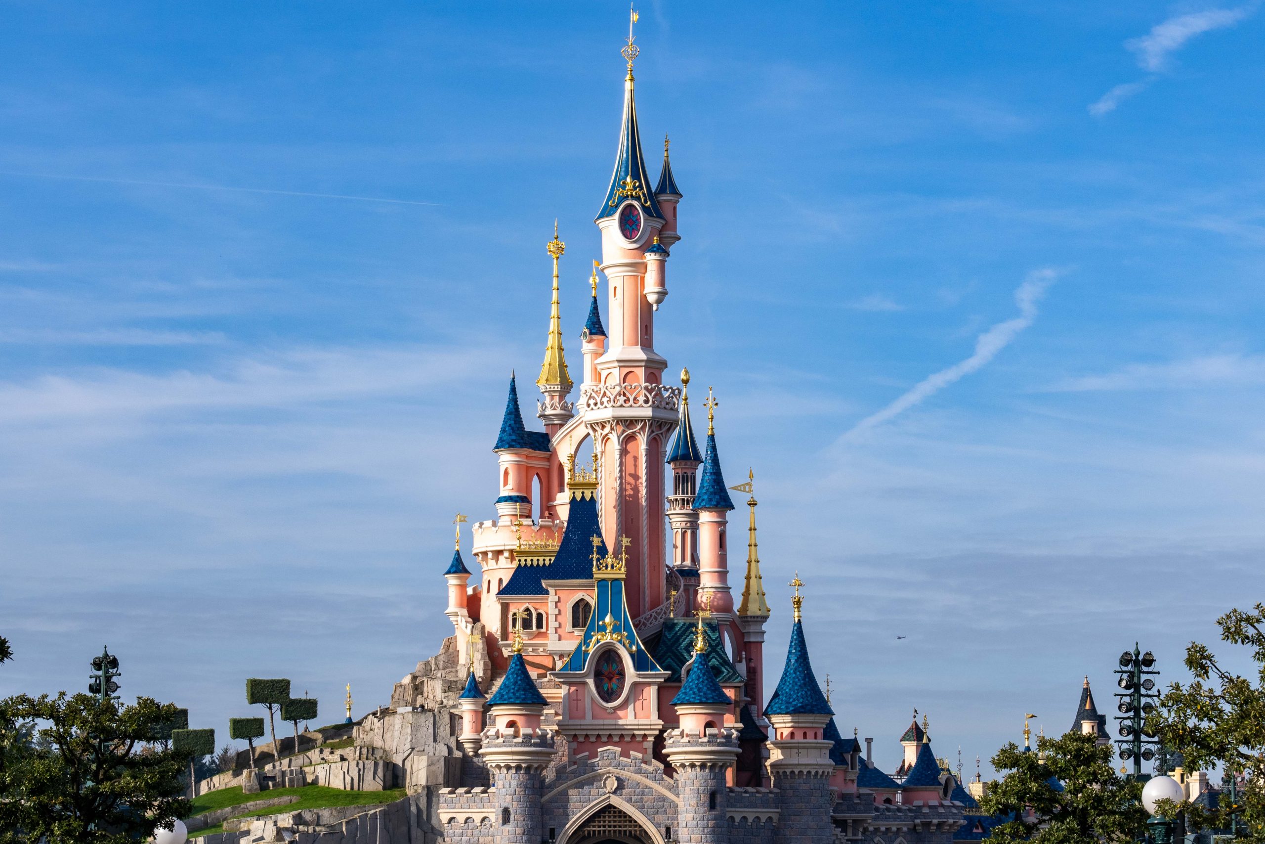 découvrez les dernières rénovations à disneyland paris pour une expérience magique encore améliorée. informations sur les travaux, nouveautés et conseils pour votre visite.