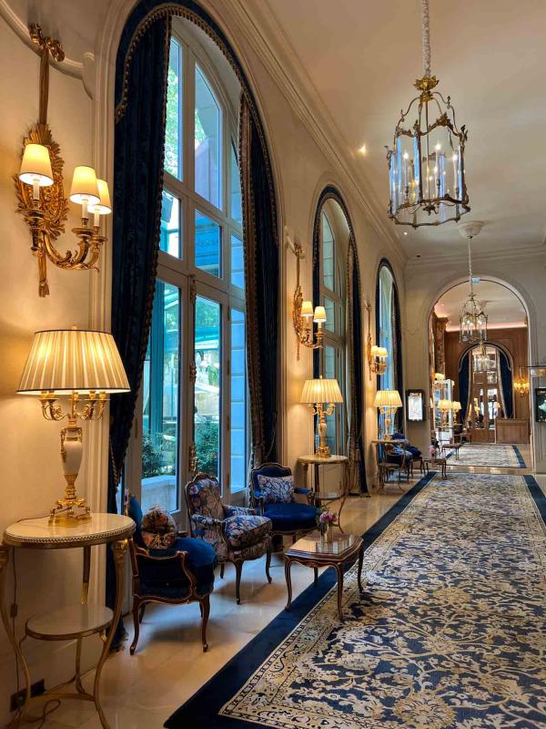 découvrez la rénovation du ritz paris, un hommage réussi à la tradition alliant élégance intemporelle et touches de modernité pour un séjour d'exception.