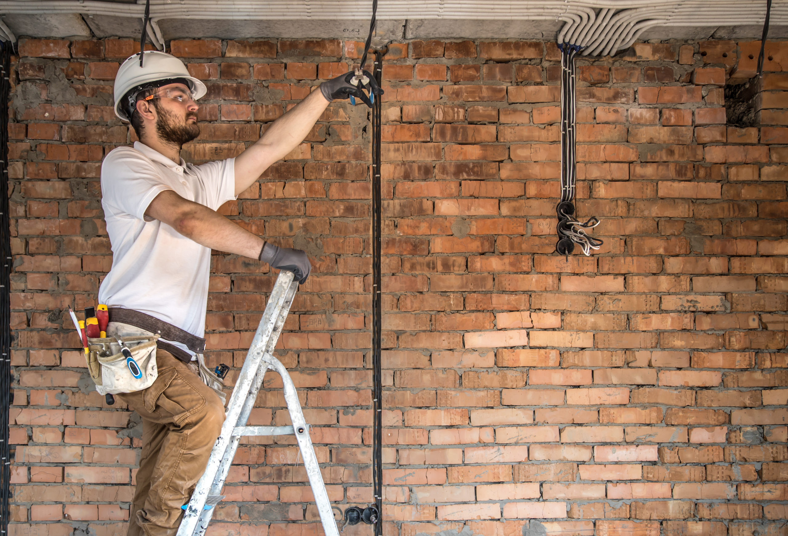expert en rénovation électrique pour maisons anciennes : modernisez votre installation en toute sécurité tout en respectant le style et l'authenticité de votre habitat.