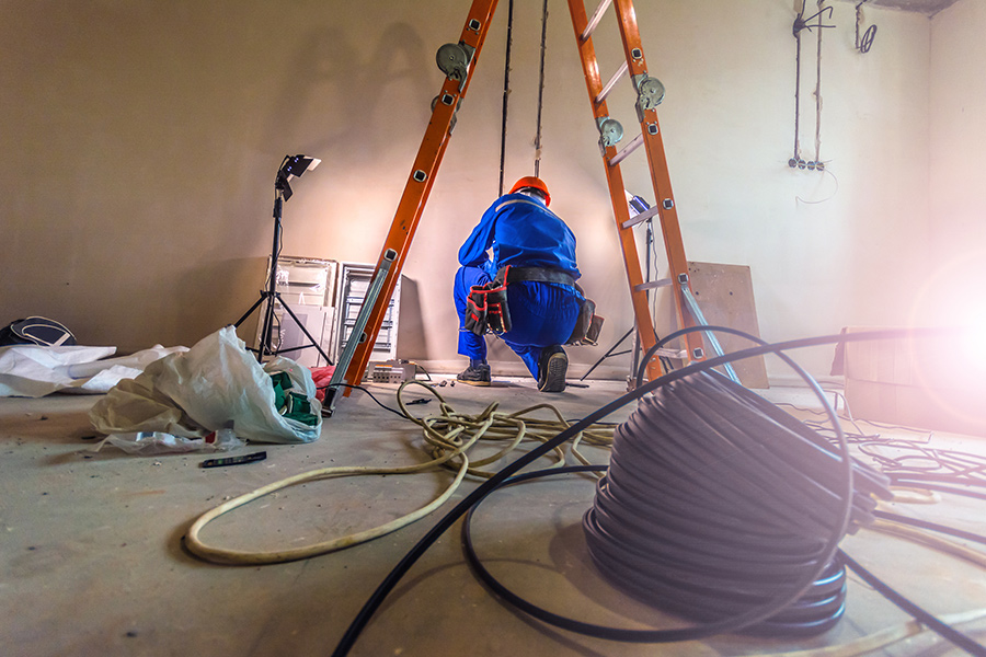 assurez la sécurité de votre habitation avec notre service de rénovation électrique professionnel et conforme aux normes en vigueur.